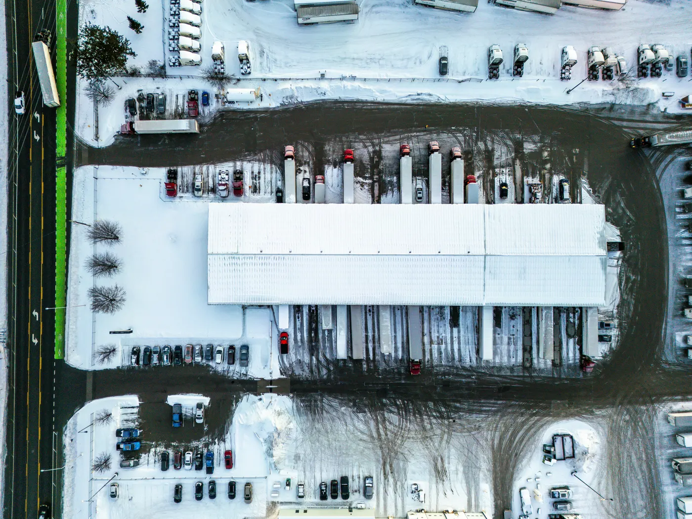 Cross-docking terminal operating through Michigan winter — freight consolidation and transloading services in Detroit